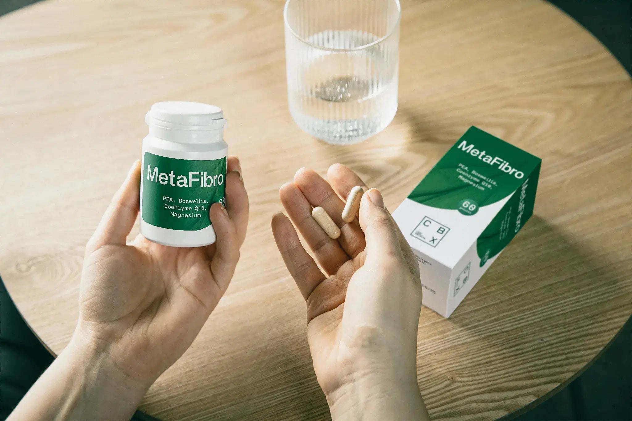 Vue lifestyle – MetaFibro en utilisation quotidienne avec gélules prêtes à être prises