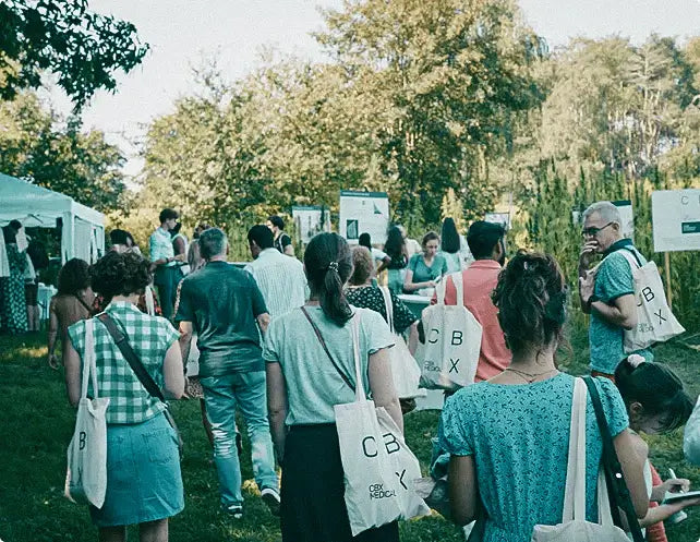 Participants rassemblés lors d’une Escale Positive CBX, découvrant des ateliers bien-être en plein air dans un cadre verdoyant